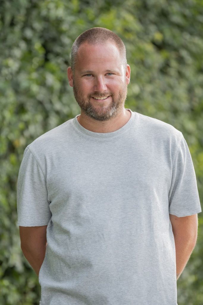 Ein Portrait von Florian Symanzig. Er ist Inhaber und Hundetrainer der komm Hundeschule