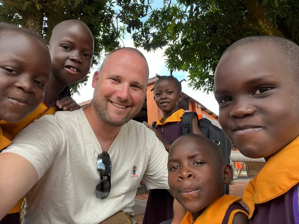 Florian Symanzig mit 5 Kindern im Lichtstrahl Projekt in Uganda.