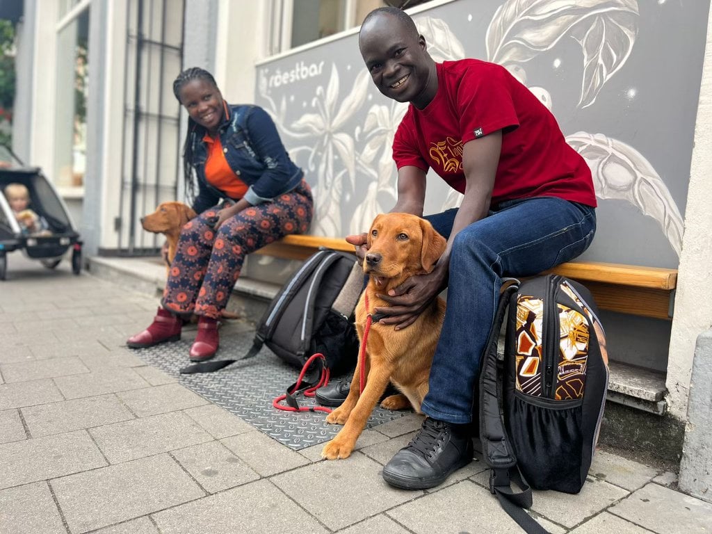 Zwei ausgebildete Labrador Therapiehunde lernen ihre neuen Halter kennen bevor es ins Lichtstrahl Projekt nach Uganda geht.